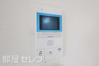 モニターホンでエントランスの様子がわかります。