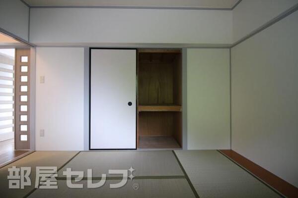 明るい室内。