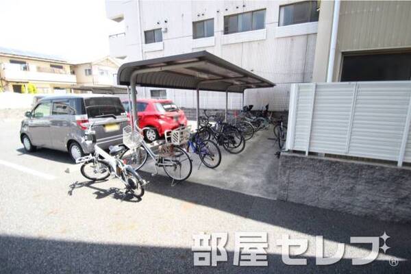 駐輪場。