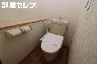 棚付のトイレです。収納もとても便利です。