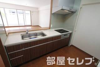 ３口コンロのワイド型システムキッチンです。イメージ写真