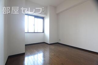 北側の洋室5.5帖のお部屋です。