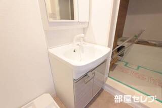 洗面台にも収納があります