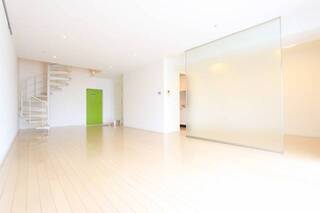 白の床がおしゃれなお部屋です