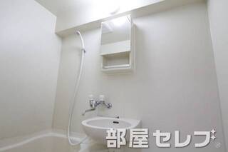 鏡が扉になっている洗面台。
