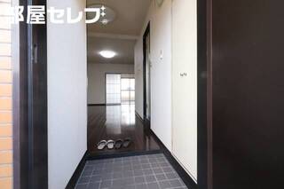 玄関からのワンショットです