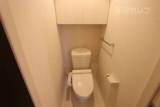 トイレには棚もあり、便利です。