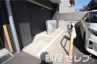 バイク置き場。