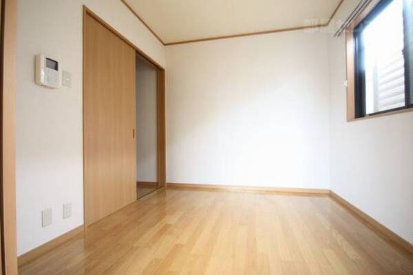 ベッドルームも採光が東の窓から入ってきます