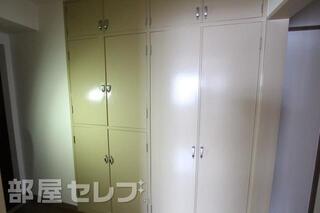 玄関から入ってすぐに収納があります