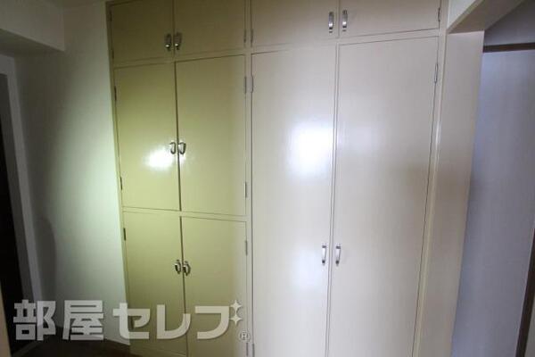 玄関から入ってすぐに収納があります