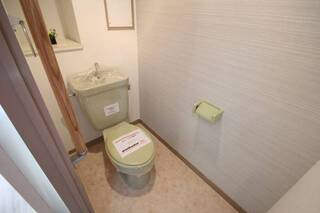 お洒落な飾り棚の付いたトイレです