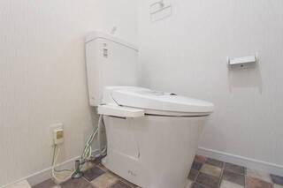 トイレも清潔、温水洗浄便座付きです。