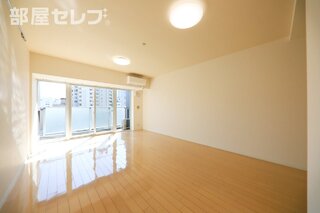 白の床がおしゃれなお部屋です