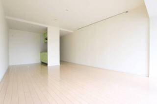 白の床がおしゃれなお部屋です