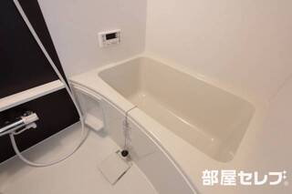 清潔で広々としたバスルームです。