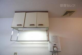 キッチン上にも収納があります。