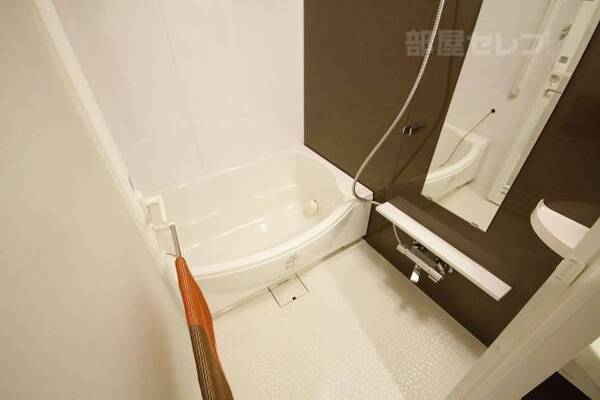 102号室の写真を使用しています。