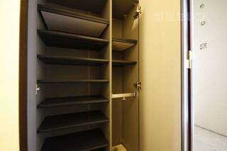 102号室の写真を使用しています。