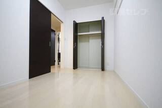 102号室の写真を使用しています。