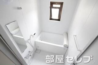 窓付きバスルームでごゆっくり。