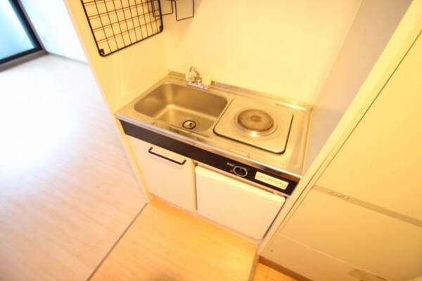 電気コンロのシステムキッチンです。