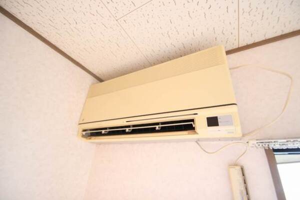 真っ白エアコンです。