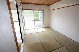 お部屋の一つは和室です。