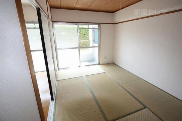 お部屋の一つは和室です。
