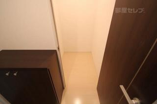 玄関に大きな収納があります。