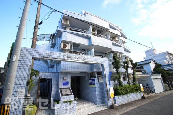 空色が目印の外観。