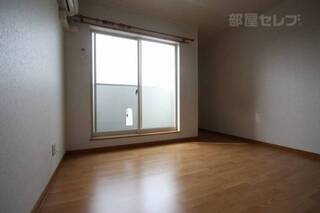 南面に窓がありお部屋が明るいですよ
