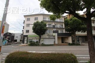 外壁の塗り直しとエントランスの修復がしっかりしてある建物です。