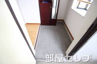 シューズボックスや姿見付きの玄関　他号室の写真です。