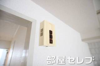 玄関チャイム。他号室の写真です。