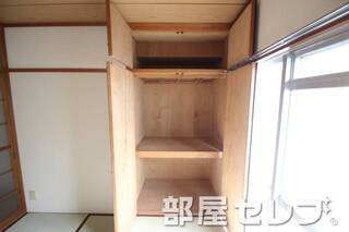 居室の収納もあります。他号室の写真です。