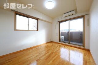 中住戸につき、バルコニー側面の窓はありません