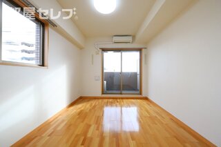 中住戸につき、バルコニー側面の窓はありません