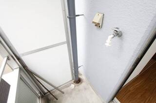 室外洗濯機置場。