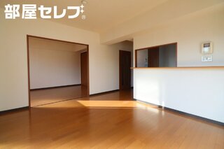 広々としたリビングです　写真は201号です。