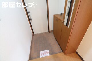 玄関ショットです　写真は201号です。