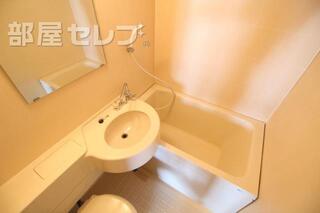 洗面台のあるバスルーム。