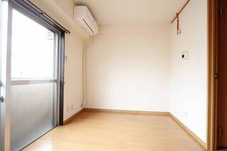 エアコン付きの明るいお部屋です。