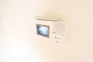 テレビモニターホンで来客時に確認が出来ます。