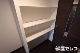 中央手前にはコンセントがあります