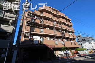 タイル張りの外観