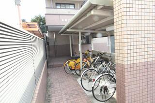 屋根付き駐輪場です。
