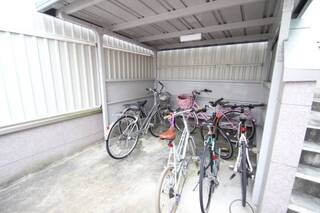 屋根付きの自転車置き場です。