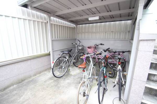 屋根付きの自転車置き場です。