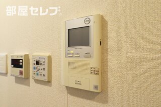 モニターホン、給湯パネル、浴室乾燥と設備充実